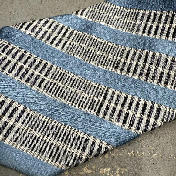 GUCCI Tie 100% Silk Made in Italy Textured Striped Pattern Blue Skinny 2.75" - Picture 3 of 9